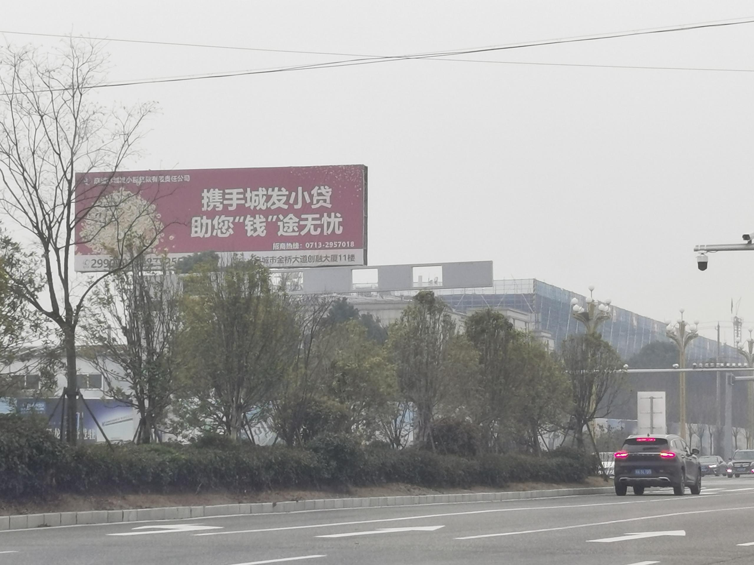 4河东高速蓝翔光彩大市场处.jpg